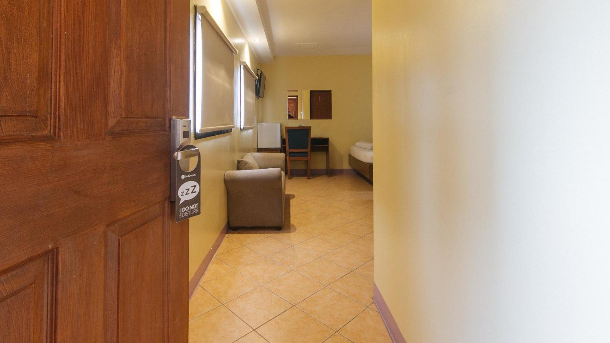 Reddoorz At Comfy Inn Ermita Манила Экстерьер фото